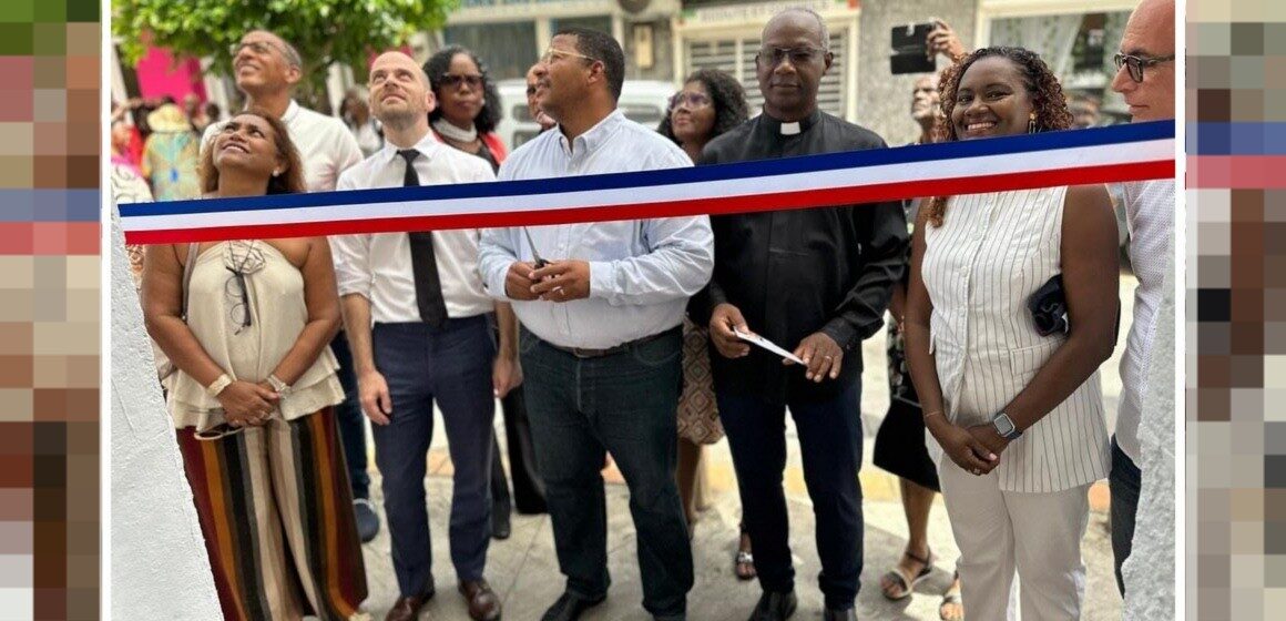 Coupé de ruban inaugural de l'épicerie solidaire de Capesterre-Belle-Eau le 12 août, en présence du maire Jean-Philippe Courtois (au centre), du sous-préfet Arnaud Duranthon (à sa gauche) et du curé Eugène Kaze à sa droite). Photo : Ville de Capesterre Belle-Eau