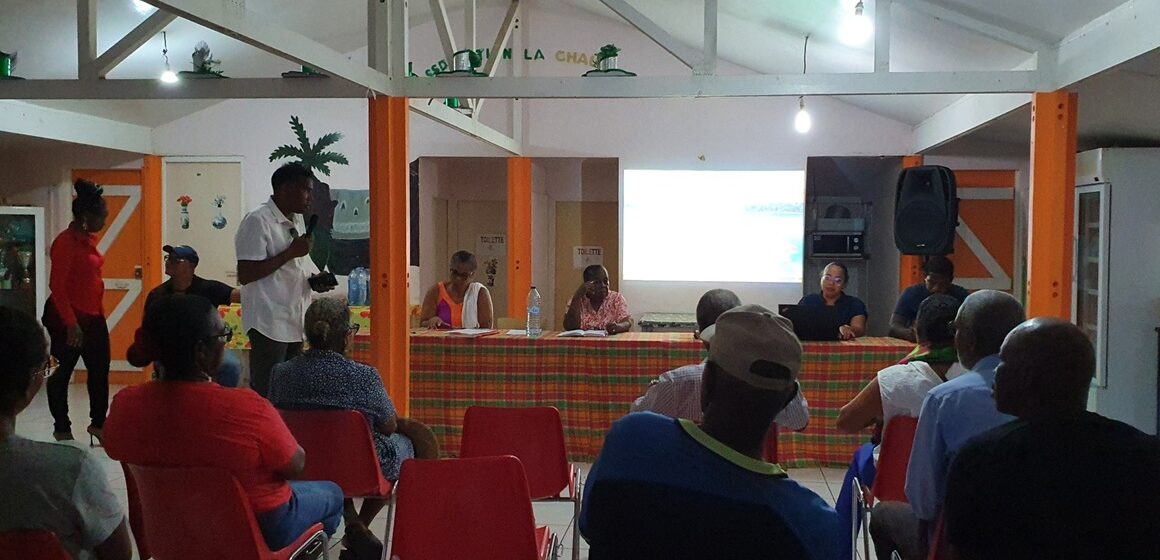 Des élus dont le maire Claude Edond au micro, et résidents échangent sur la réduction des déchets dans le quartier de Dolé, lors de l’atelier « zéro déchet » à Gourbeyre mercredi 20 août. Photo : Ville de Gourbeyre Des élus dont le maire Claude Edond au micro, et résidents échangent sur la réduction des déchets dans le quartier de Dolé, lors de l’atelier « zéro déchet » à Gourbeyre mercredi 20 août. Photo : Ville de Gourbeyre