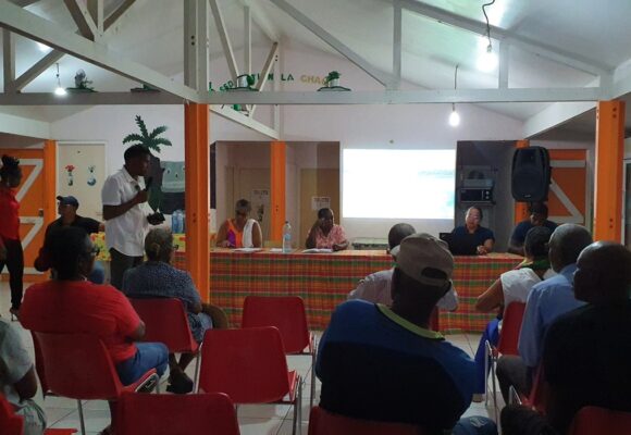 Des élus dont le maire Claude Edond au micro, et résidents échangent sur la réduction des déchets dans le quartier de Dolé, lors de l’atelier « zéro déchet » à Gourbeyre mercredi 20 août. Photo : Ville de Gourbeyre Des élus dont le maire Claude Edond au micro, et résidents échangent sur la réduction des déchets dans le quartier de Dolé, lors de l’atelier « zéro déchet » à Gourbeyre mercredi 20 août. Photo : Ville de Gourbeyre