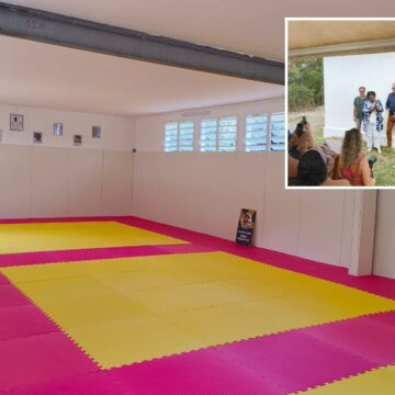 Le maire de Deshaies, Jeanny Marc, la vice-présidente de la Fédération française de judo chargée des Outre-mer, Ericka Mérion, le 30 août 2025 lors de l'inauguration du dojo équipé de tapis emboîtables, matériel modulaire peu adapté à la pratique du judo. Photo : Ville De Deshaies Déhé Le maire de Deshaies, Jeanny Marc, la vice-présidente de la Fédération française de judo chargée des Outre-mer, Ericka Mérion, le 30 août 2025 lors de l'inauguration du dojo équipé de tapis emboîtables, matériel modulaire peu adapté à la pratique du judo. Photo : Ville De Deshaies Déhé