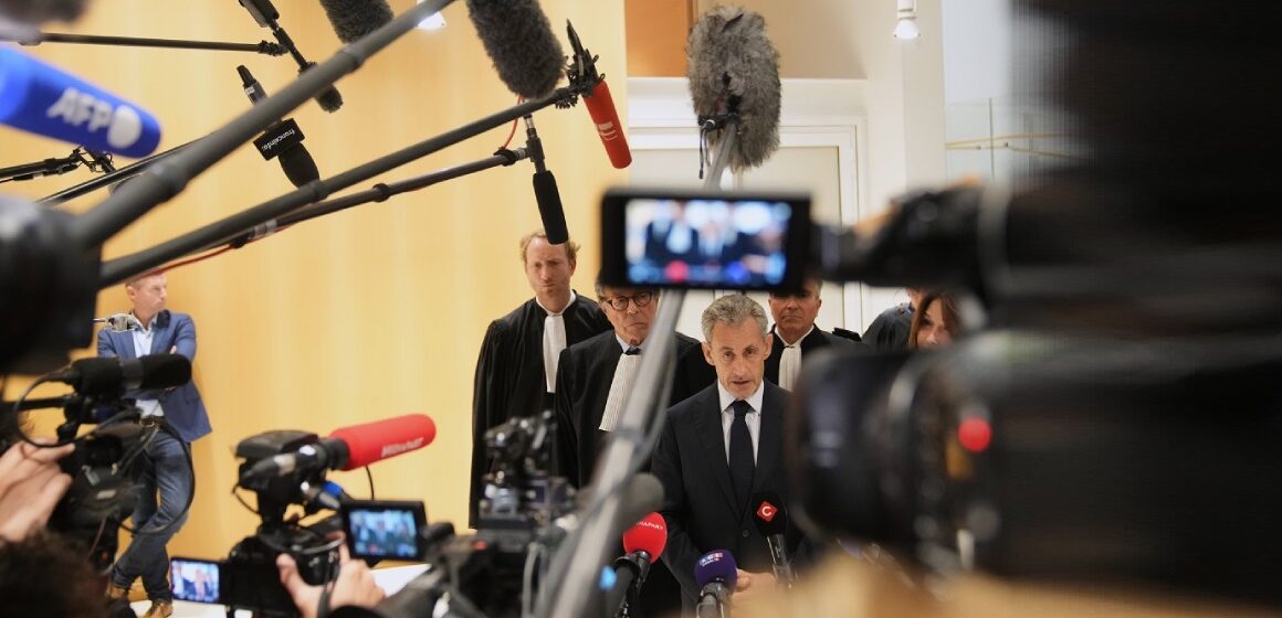 L'ancien président Nicolas Sarkozy s'exprime jeudi 25 septembre 2025 devant les médias après que le tribunal correctionnel de Paris l'a condamné à 5 ans de prison pour avoir été reconnu coupable d'association de malfaiteurs dans l’affaire de financement présumé de sa campagne de 2007 par des fonds libyens. Photo : Christophe Ena / AP / Sipa L'ancien président Nicolas Sarkozy s'exprime jeudi 25 septembre 2025 devant les médias après que le tribunal correctionnel de Paris l'a condamné à 5 ans de prison pour avoir été reconnu coupable d'association de malfaiteurs dans l’affaire de financement présumé de sa campagne de 2007 par des fonds libyens. Photo : Christophe Ena / AP / Sipa