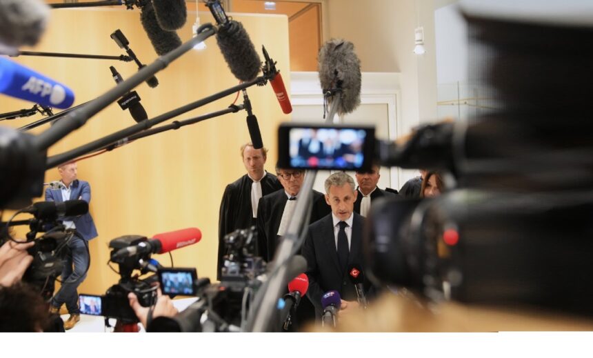 L'ancien président Nicolas Sarkozy s'exprime jeudi 25 septembre 2025 devant les médias après que le tribunal correctionnel de Paris l'a condamné à 5 ans de prison pour avoir été reconnu coupable d'association de malfaiteurs dans l’affaire de financement présumé de sa campagne de 2007 par des fonds libyens. Photo : Christophe Ena / AP / Sipa L'ancien président Nicolas Sarkozy s'exprime jeudi 25 septembre 2025 devant les médias après que le tribunal correctionnel de Paris l'a condamné à 5 ans de prison pour avoir été reconnu coupable d'association de malfaiteurs dans l’affaire de financement présumé de sa campagne de 2007 par des fonds libyens. Photo : Christophe Ena / AP / Sipa