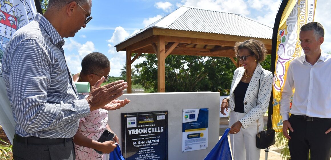 De gauche à droite : Jacques Bangou, vice-président de Cap excellence, Hélène Polifonte, maire de Baie-Mahault, Marie-Luce Penchard vice-présidente de la Région, le représentant l'Adème, lors du dévoilement de la plaque inaugurale de la nouvelle déchetterie intercommunale de Trioncelle, le 29 août 2025. Photo : Ville de Baie-Mahault De gauche à droite : Jacques Bangou, vice-président de Cap excellence, Hélène Polifonte, maire de Baie-Mahault, Marie-Luce Penchard vice-présidente de la Région, le représentant l'Adème, lors du dévoilement de la plaque inaugurale de la nouvelle déchetterie intercommunale de Trioncelle, le 29 août 2025. Photo : Ville de Baie-Mahault