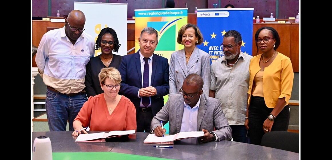 Le président de la Région Guadeloupe, Ary Chalus, et Marie-Adeline Peix, directrice exécutive de Bpifrance, signent le nouveau partenariat 2025-2028 à l'Hôtel de Région le 24 octobre. Photo : Région Guadeloupe
