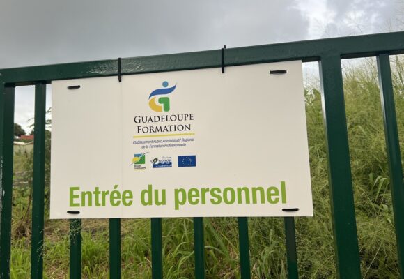 Entrée du personnel de de Guadeloupe formation, établissement régional en charge de la formation professionnelle, à Roujol Petit-Bourg. Photo : Le Courrier de Guadeloupe Entrée du personnel de de Guadeloupe formation, établissement régional en charge de la formation professionnelle, à Roujol Petit-Bourg. Photo : Le Courrier de Guadeloupe