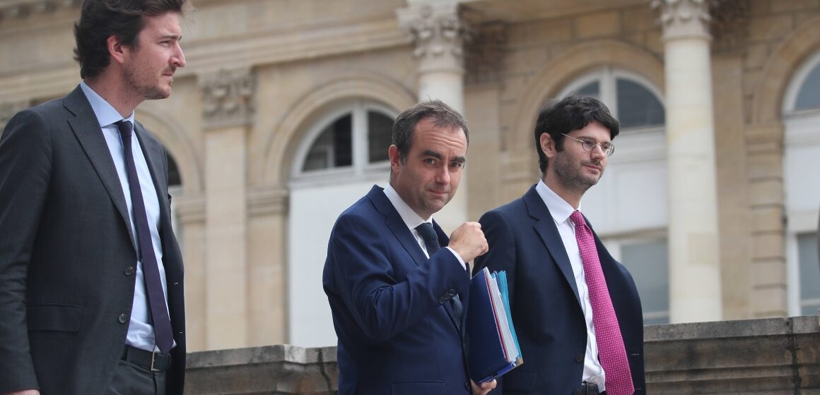 Le Premier ministre Sébastien Lecornu (C), escorté par ses conseillers, quitte le Palais Bourbon après le rejet des motions de censure contre son gouvernement, à Paris le 16 octobre 2025. Photo : J.E.E / Sipa Le Premier ministre Sébastien Lecornu (C), escorté par ses conseillers, quitte le Palais Bourbon après le rejet des motions de censure contre son gouvernement, à Paris le 16 octobre 2025. Photo : J.E.E / Sipa