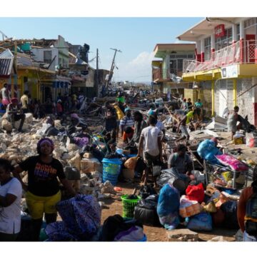 Des habitants se rassemblent parmi les débris au lendemain de l'ouragan Melissa, dans une rue de Black River dans le sud-ouest de l'île, en Jamaïque, jeudi 30 octobre 2025. Photo : Matias Delacroix / AP / Sipa