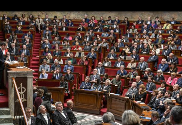 Le Premier ministre Sébastien Lecornu prononce son discours de déclaration de politique générale, mardi 14 octobre 2025 devant les députés et les nouveaux ministres à l’Assemblée nationale à Paris. Photo : Isa Harsin / Sipa Le Premier ministre Sébastien Lecornu prononce son discours de déclaration de politique générale, mardi 14 octobre 2025 devant les députés et les nouveaux ministres à l’Assemblée nationale à Paris. Photo : Isa Harsin / Sipa