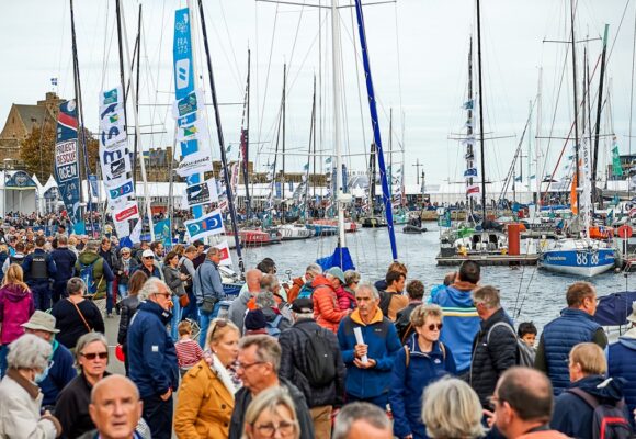 La foule à Saint-Malo le 25 octobre 2022, au village du départ de la 12e Route du Rhum. Photo : Arnaud Pilpré / OC Sport Pen Duick La foule à Saint-Malo le 25 octobre 2022, au village du départ de la 12e Route du Rhum. Photo : Arnaud Pilpré / OC Sport Pen Duick