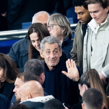 Nicolas Sarkozy assiste au match de football entre le Paris Saint-Germain (PSG) et Auxerre au stade du Parc des Princes à Paris samedi 27 septembre 2025. Photo : John Spencer / Sipa