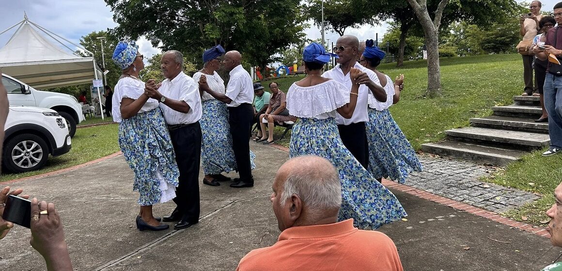 Le club des aînés « Espoirs de Vivre » anime la place du Calvaire au Gosier avec une prestation de quadrille dans le cadre de la Semaine bleue, lundi 6 octobre. Photo : Ici le Gosier