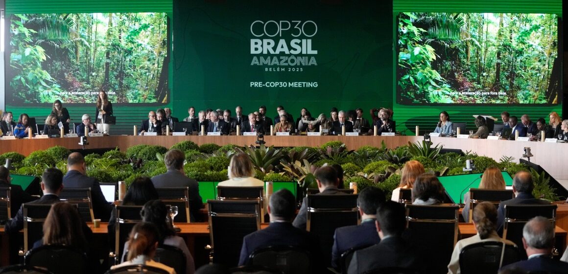 Cérémonie d'ouverture de la réunion pré-COP30 à Brasilia (Brésil), lundi 13 octobre 2025, ultime étape préparatoire au sommet climatique des Nations Unies qui se déroulera du 10 au 21 novembre 2025 à Belém (Brésil). Photo : Eraldo Peres / AP / Sipa