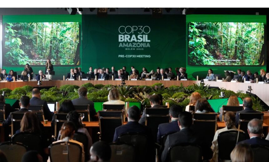 Cérémonie d'ouverture de la réunion pré-COP30 à Brasilia (Brésil), lundi 13 octobre 2025, ultime étape préparatoire au sommet climatique des Nations Unies qui se déroulera du 10 au 21 novembre 2025 à Belém (Brésil). Photo : Eraldo Peres / AP / Sipa Cérémonie d'ouverture de la réunion pré-COP30 à Brasilia (Brésil), lundi 13 octobre 2025, ultime étape préparatoire au sommet climatique des Nations Unies qui se déroulera du 10 au 21 novembre 2025 à Belém (Brésil). Photo : Eraldo Peres / AP / Sipa