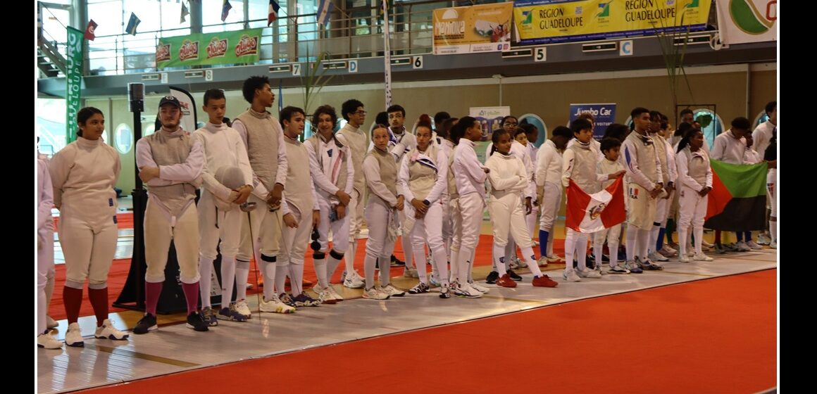 Les jeunes escrimeurs guadeloupéens au gymnase Laura Flessel pendant 3 jours pour le 9e tournoi international d'escrime de Petit-Bourg du 24 au 26 octobre 2025. Photo : Petit-Bourg, la ville qui bouge