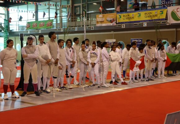 Les jeunes escrimeurs guadeloupéens au gymnase Laura Flessel pendant 3 jours pour le 9e tournoi international d'escrime de Petit-Bourg du 24 au 26 octobre 2025. Photo : Petit-Bourg, la ville qui bouge Les jeunes escrimeurs guadeloupéens au gymnase Laura Flessel pendant 3 jours pour le 9e tournoi international d'escrime de Petit-Bourg du 24 au 26 octobre 2025. Photo : Petit-Bourg, la ville qui bouge