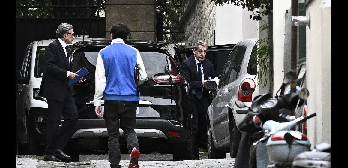 L'ancien président Nicolas Sarkozy (à droite) regagne son domicile, le 13 octobre 2025, accompagné de son avocat Jean-Michel Darrois (à gauche). Il venait d'être reçu par le parquet pour être informé du début de son incarcération. Photo : Julien de Rosa / AFP L'ancien président Nicolas Sarkozy (à droite) regagne son domicile, le 13 octobre 2025, accompagné de son avocat Jean-Michel Darrois (à gauche). Il venait d'être reçu par le parquet pour être informé du début de son incarcération. Photo : Julien de Rosa / AFP