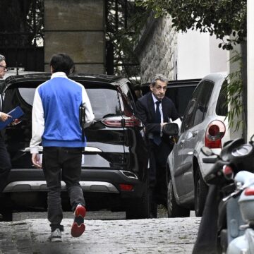 L'ancien président Nicolas Sarkozy (à droite) regagne son domicile, le 13 octobre 2025, accompagné de son avocat Jean-Michel Darrois (à gauche). Il venait d'être reçu par le parquet pour être informé du début de son incarcération. Photo : Julien de Rosa / AFP