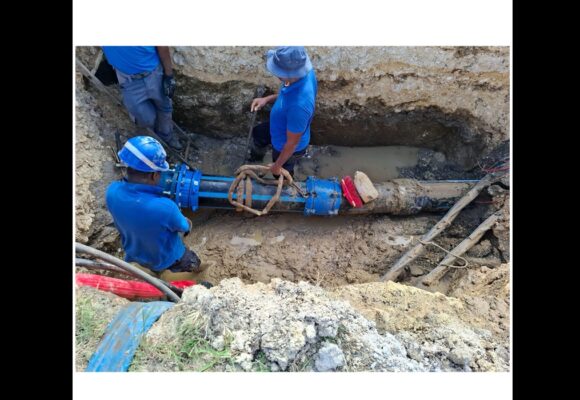 Des agents du SMGEAG interviennent sur une rupture de canalisation aux Abymes, le 30 octobre 2025. Photo : SMGEAG Des agents du SMGEAG interviennent sur une rupture de canalisation aux Abymes, le 30 octobre 2025. Photo : SMGEAG