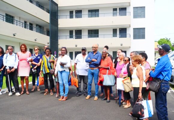 Les premiers résidents devant la résidence Dagonia au Lamentin, lors de la remise des clés le 27 novembre. Photo : Ville Lamentin Guadeloupe Les premiers résidents devant la résidence Dagonia au Lamentin, lors de la remise des clés le 27 novembre. Photo : Ville Lamentin Guadeloupe