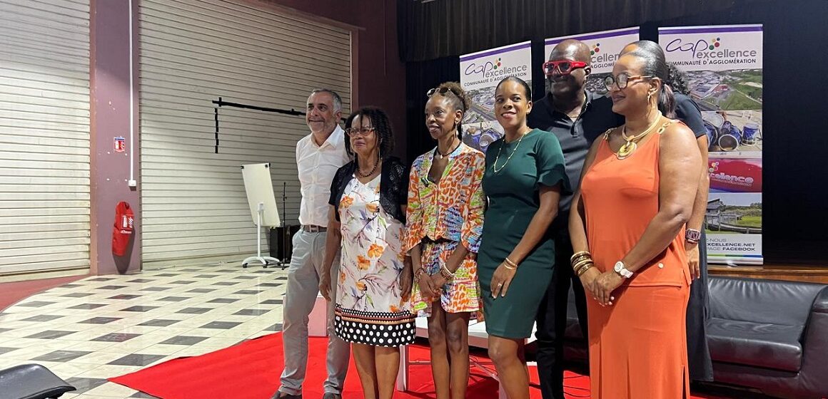 Jocelyne Daril directrice des affaires culturelles de Cap excellence (au centre), Francesca Faithful élue à la culture (à gauche), le 21 novembre après la conférence de presse de présentation de la programmation du festival Îlo jazz qui se tiendra du 30 novembre au 7 décembre. Photo : Le Courrier de Guadeloupe Jocelyne Daril directrice des affaires culturelles de Cap excellence (au centre), Francesca Faithful élue à la culture (à gauche), le 21 novembre après la conférence de presse de présentation de la programmation du festival Îlo jazz qui se tiendra du 30 novembre au 7 décembre. Photo : Le Courrier de Guadeloupe