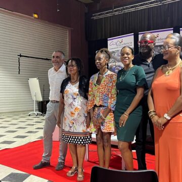 Jocelyne Daril directrice des affaires culturelles de Cap excellence (au centre), Francesca Faithful élue à la culture (à gauche), le 21 novembre après la conférence de presse de présentation de la programmation du festival Îlo jazz qui se tiendra du 30 novembre au 7 décembre. Photo : Le Courrier de Guadeloupe Jocelyne Daril directrice des affaires culturelles de Cap excellence (au centre), Francesca Faithful élue à la culture (à gauche), le 21 novembre après la conférence de presse de présentation de la programmation du festival Îlo jazz qui se tiendra du 30 novembre au 7 décembre. Photo : Le Courrier de Guadeloupe