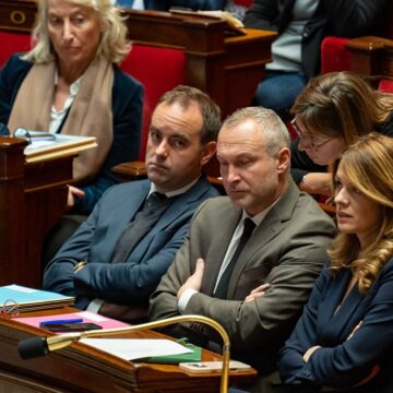 Le Premier ministre Sébastien Lecornu et sa ministre des Comptes publics Amélie de Montchalin qui lui parle à l’oreille lors de la séance des questions au gouvernement dans l'hémicycle de l'Assemblée nationale, le 12 novembre 2025. Photo : Arnaud Vilette / Sipa Le Premier ministre Sébastien Lecornu et sa ministre des Comptes publics Amélie de Montchalin qui lui parle à l’oreille lors de la séance des questions au gouvernement dans l'hémicycle de l'Assemblée nationale, le 12 novembre 2025. Photo : Arnaud Vilette / Sipa