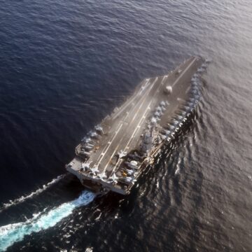 Le plus grand porte-avions américain, l'USS Gerald R. Ford, ici photographié le 24 septembre 2025 à l'exercice "Neptune Strike 25" avec des destroyers en mer du Nord au large du Danemark. Photo : Federico Gambarini/dpa Photo: Federico Gambarini/dpa