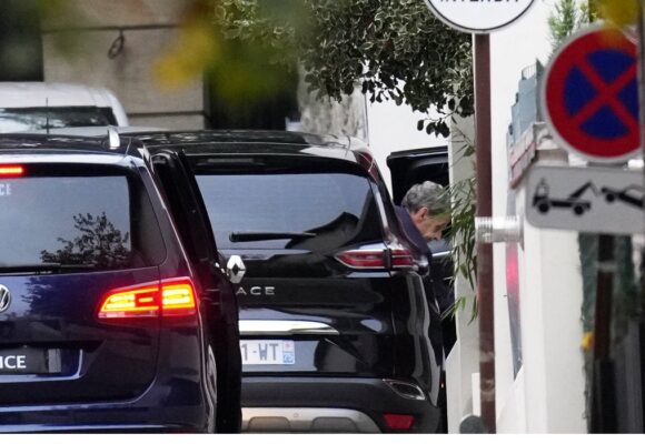 L'ancien président de la République Nicolas Sarkozy quitte sa voiture en arrivant à son domicile après sa libération de prison, lundi 10 novembre 2025 à Paris. Photo : Christophe Ena / AP / Sipa