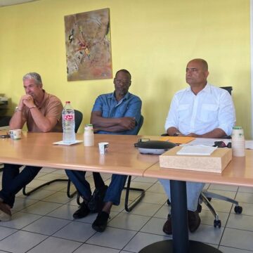 À gauche José Gaddarkhan (président de la Fédération du BTP), 2e en partant de la droite Franck Desalm (président des MPI), lors de la conférence de presse d'alerte sur la taxe carbone européenne (MACF), le 28 novembre à Jarry. Ils dénoncent une « catastrophe annoncée » pour l'économie guadeloupéenne. Photo : Le Courrier de Guadeloupe À gauche José Gaddarkhan (président de la Fédération du BTP), 2e en partant de la droite Franck Desalm (président des MPI), lors de la conférence de presse d'alerte sur la taxe carbone européenne (MACF), le 28 novembre à Jarry. Ils dénoncent une « catastrophe annoncée » pour l'économie guadeloupéenne. Photo : Le Courrier de Guadeloupe