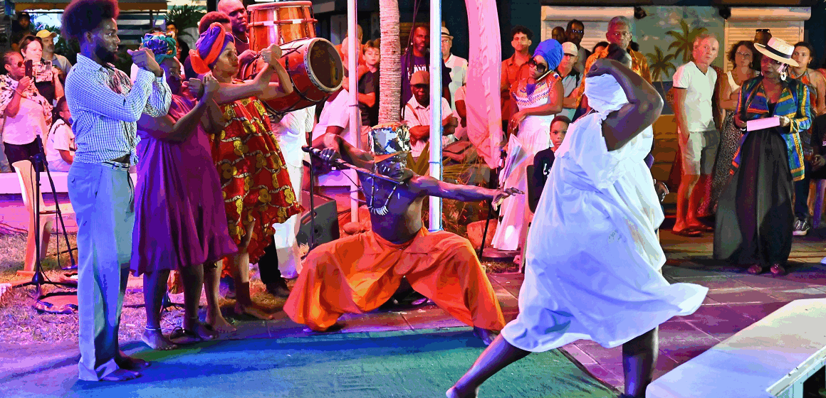 Le corps en mouvement des danseurs et l'énergie du gwoka des tanbouyé à Gloriyé gwoka. Photo : Département Guadeloupe Le corps en mouvement des danseurs et l'énergie du gwoka des tanbouyé à Gloriyé gwoka. Photo : Département Guadeloupe