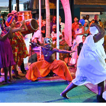 Le corps en mouvement des danseurs et l'énergie du gwoka des tanbouyé à Gloriyé gwoka. Photo : Département Guadeloupe Le corps en mouvement des danseurs et l'énergie du gwoka des tanbouyé à Gloriyé gwoka. Photo : Département Guadeloupe