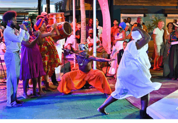 Le corps en mouvement des danseurs et l'énergie du gwoka des tanbouyé à Gloriyé gwoka. Photo : Département Guadeloupe Le corps en mouvement des danseurs et l'énergie du gwoka des tanbouyé à Gloriyé gwoka. Photo : Département Guadeloupe