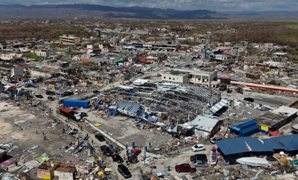 Une vue aérienne de Black River, en Jamaïque, jeudi 30 octobre 2025, après le passage de l'ouragan Melissa. Photo : AP/Matias Delacroix/ Sipa Une vue aérienne de Black River, en Jamaïque, jeudi 30 octobre 2025, après le passage de l'ouragan Melissa. Photo : AP/Matias Delacroix/ Sipa