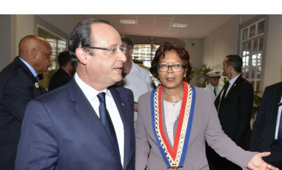 Le 13 décembre 2013, le président de la République François Hollande est accueilli par la maire de Cayenne, Marie-Laure Phinéra, à son arrivée à Cayenne, en Guyane française, où il effectue une visite de deux jours après son déplacement au Brésil. Photo : AP / Henri Griffit / Sipa Le 13 décembre 2013, le président de la République François Hollande est accueilli par la maire de Cayenne, Marie-Laure Phinéra, à son arrivée à Cayenne, en Guyane française, où il effectue une visite de deux jours après son déplacement au Brésil. Photo : AP / Henri Griffit / Sipa