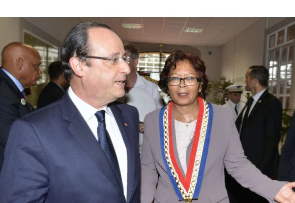 Le 13 décembre 2013, le président de la République François Hollande est accueilli par la maire de Cayenne, Marie-Laure Phinéra, à son arrivée à Cayenne, en Guyane française, où il effectue une visite de deux jours après son déplacement au Brésil. Photo : AP / Henri Griffit / Sipa Le 13 décembre 2013, le président de la République François Hollande est accueilli par la maire de Cayenne, Marie-Laure Phinéra, à son arrivée à Cayenne, en Guyane française, où il effectue une visite de deux jours après son déplacement au Brésil. Photo : AP / Henri Griffit / Sipa